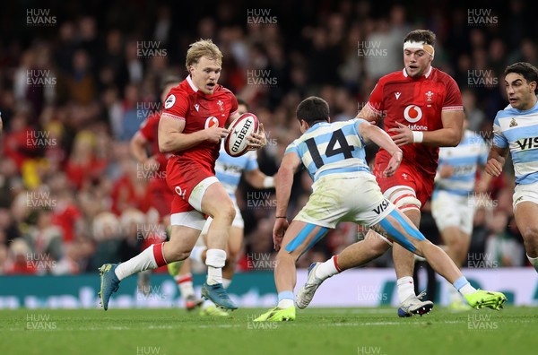 091125 - Wales v Argentina - Quilter Nations Series - Blair Murray of Wales is challenged by Bautista Delguy of Argentina 