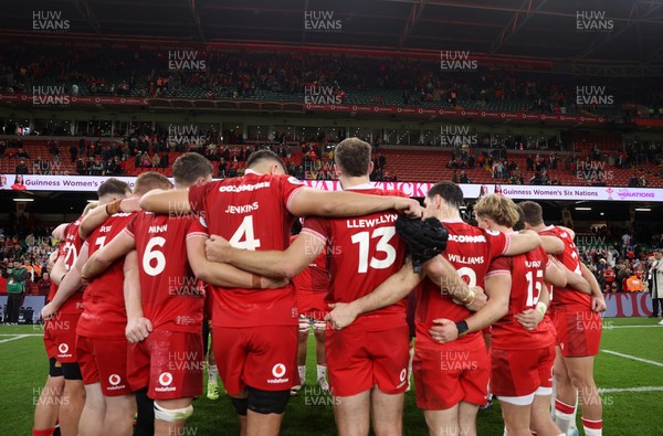 091125 - Wales v Argentina - Quilter Nations Series - Wales team huddle at full time