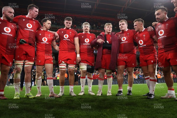091125 - Wales v Argentina - Quilter Nations Series - Wales team huddle at full time
