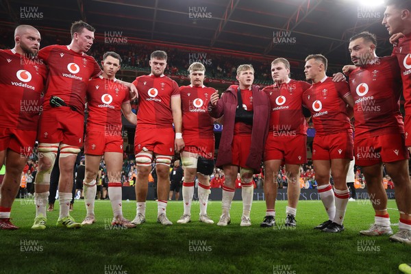 091125 - Wales v Argentina - Quilter Nations Series - Wales team huddle at full time