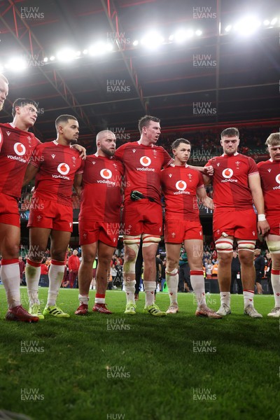 091125 - Wales v Argentina - Quilter Nations Series - Wales team huddle at full time
