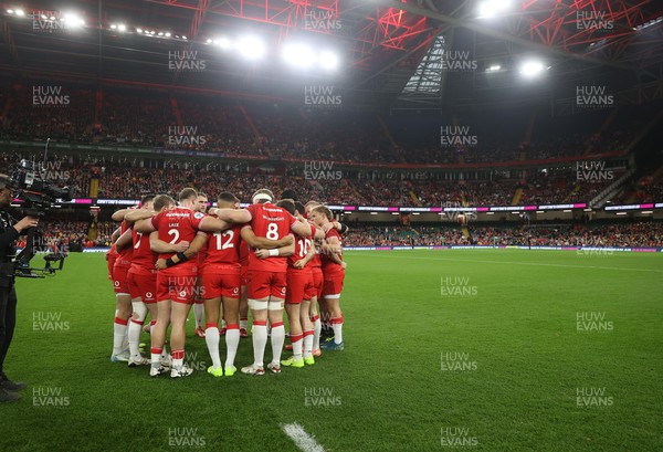 091125 - Wales v Argentina - Quilter Nations Series - Wales team huddle pre match