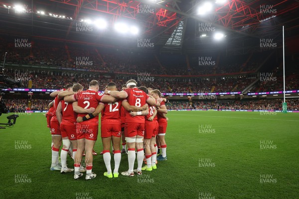 091125 - Wales v Argentina - Quilter Nations Series - Wales team huddle pre match