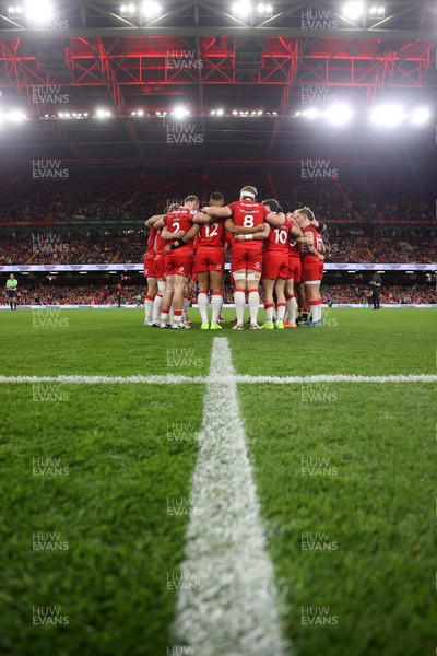 091125 - Wales v Argentina - Quilter Nations Series - Wales team huddle pre match