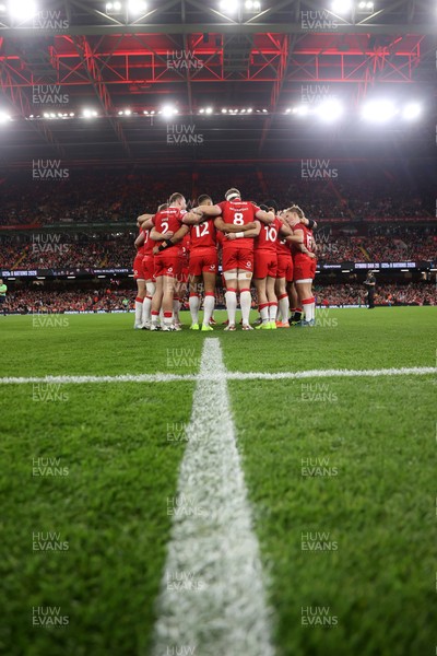 091125 - Wales v Argentina - Quilter Nations Series - Wales team huddle pre match