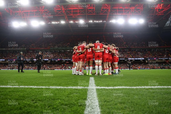 091125 - Wales v Argentina - Quilter Nations Series - Wales team huddle pre match