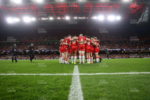 091125 - Wales v Argentina - Quilter Nations Series - Wales team huddle pre match