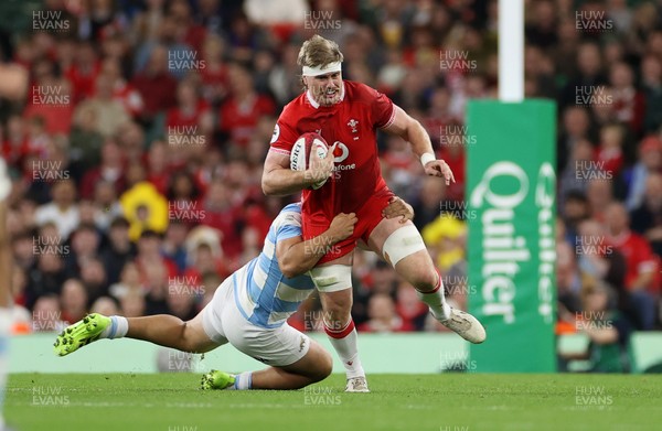 091125 - Wales v Argentina - Quilter Nations Series - Aaron Wainwright of Wales is tackled by Joaquin Oviedo of Argentina 