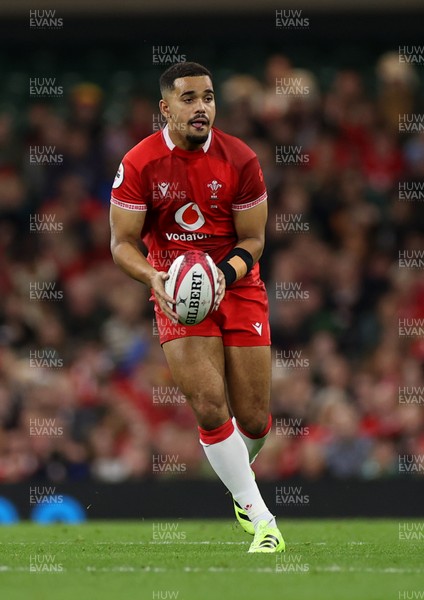 091125 - Wales v Argentina - Quilter Nations Series - Ben Thomas of Wales 