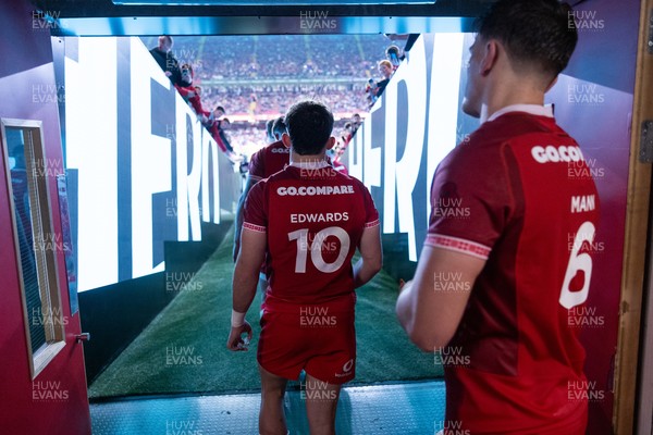 091125 - Wales v Argentina - Quilter Nations Series - Dan Edwards of Wales walks out the tunnel