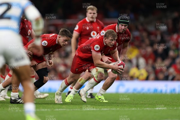 091125 - Wales v Argentina - Quilter Nations Series - Jac Morgan of Wales scores a try