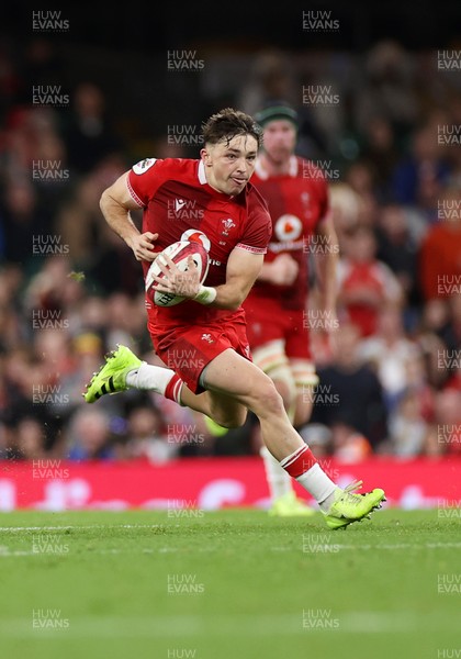 091125 - Wales v Argentina - Quilter Nations Series - Dan Edwards of Wales 