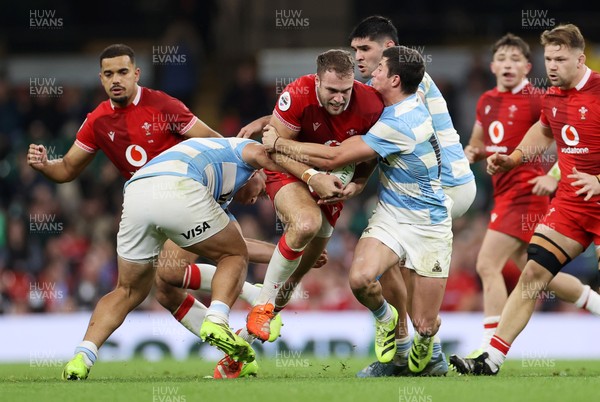 091125 - Wales v Argentina - Quilter Nations Series - Max Llewellyn of Wales is tackled by Mateo Carreras of Argentina 