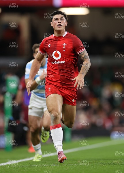 091125 - Wales v Argentina - Quilter Nations Series - Louis Rees-Zammit of Wales 