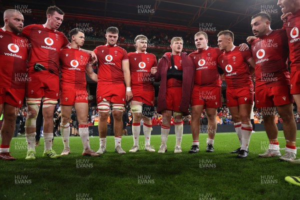 091125 - Wales v Argentina - Quilter Nations Series - Jac Morgan of Wales speaks in the team huddle at full time