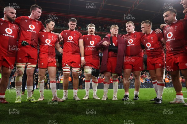 091125 - Wales v Argentina - Quilter Nations Series - Jac Morgan of Wales speaks in the team huddle at full time