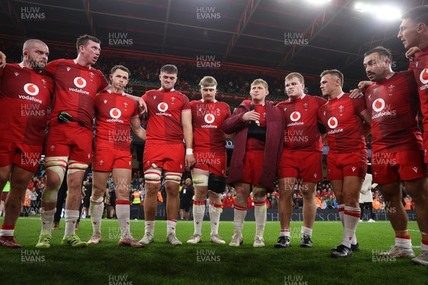 091125 - Wales v Argentina - Quilter Nations Series - Jac Morgan of Wales speaks in the team huddle at full time