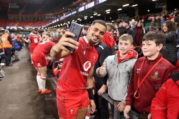 091125 - Wales v Argentina - Quilter Nations Series - Ben Thomas of Wales with fans at full time