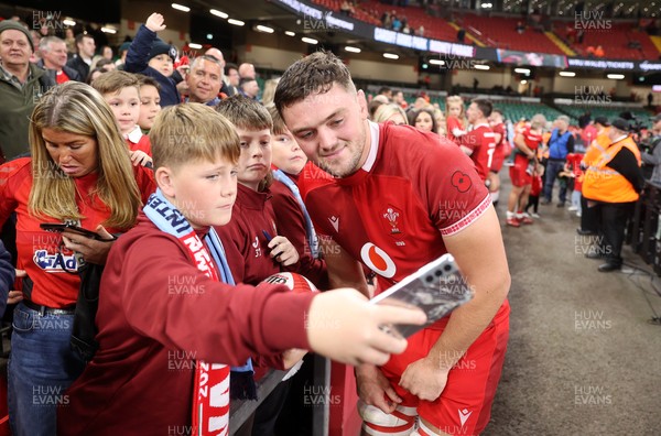 091125 - Wales v Argentina - Quilter Nations Series - Freddie Thomas of Wales with fans at full time