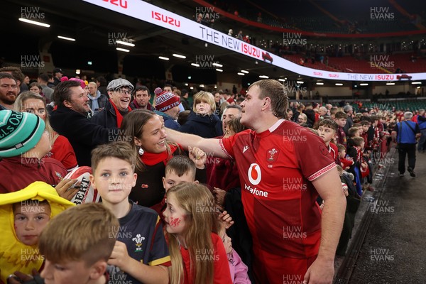 091125 - Wales v Argentina - Quilter Nations Series - Archie Griffin of Wales with fans at full time
