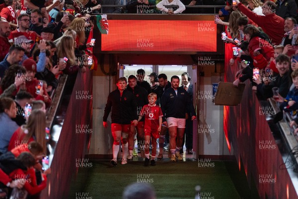 091125 - Wales v Argentina - Quilter Nations Series - The teams walk out at the start of the match