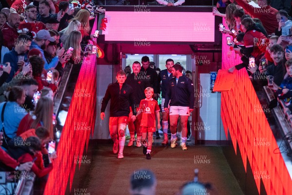 091125 - Wales v Argentina - Quilter Nations Series - The teams walk out at the start of the match