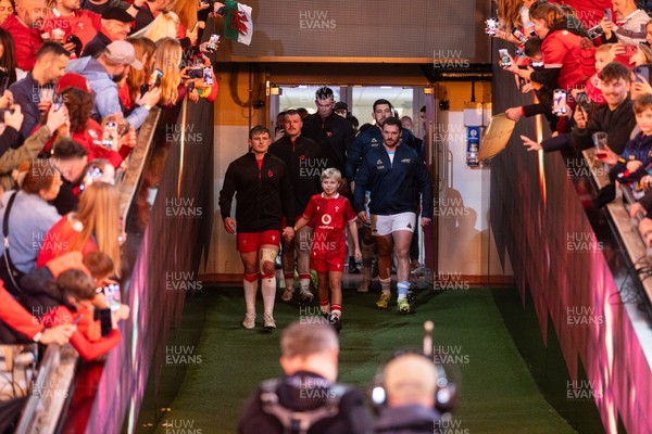 091125 - Wales v Argentina - Quilter Nations Series - The teams walk out at the start of the match