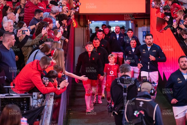091125 - Wales v Argentina - Quilter Nations Series - The teams walk out at the start of the match
