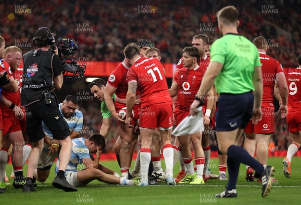 091125 - Wales v Argentina - Quilter Nations Series - Dewi Lake of Wales celebrates scoring a try with team mates