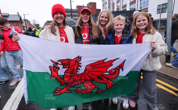 091125 - Wales v Argentina, Quilter Nations Series - Wales fans wait for the team coach to arrive at the stadium