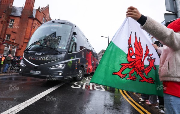 091125 - Wales v Argentina, Quilter Nations Series - Wales fans wait for the team coach to arrive at the stadium