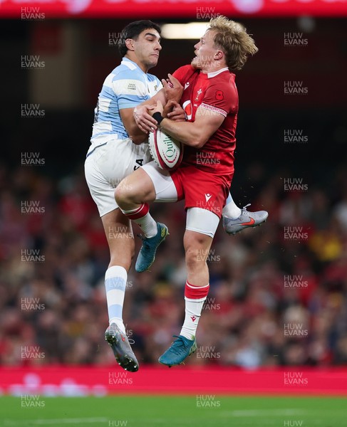 091125 - Wales v Argentina, Quilter Nations Series - Santiago Carreras of Argentina and Blair Murray of Wales compete for the ball