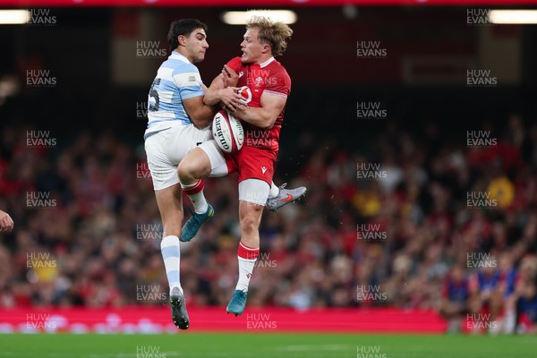091125 - Wales v Argentina, Quilter Nations Series - Santiago Carreras of Argentina and Blair Murray of Wales compete for the ball