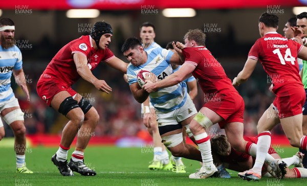 091125 - Wales v Argentina, Quilter Nations Series - Joaquin Oviedo of Argentina takes on Aaron Wainwright of Wales, Jac Morgan of Wales and Dafydd Jenkins of Wales