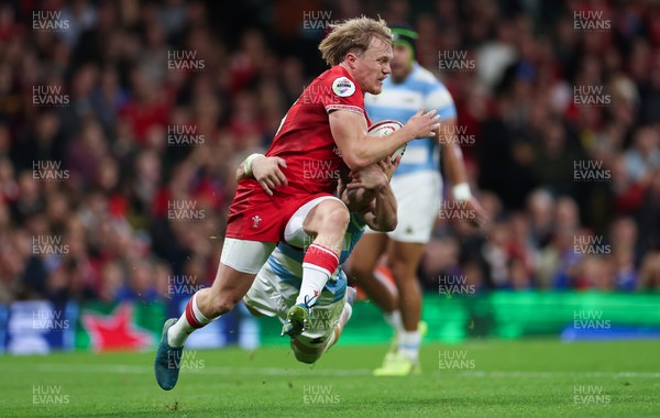 091125 - Wales v Argentina, Quilter Nations Series - Blair Murray of Wales offloads as he is tackled
