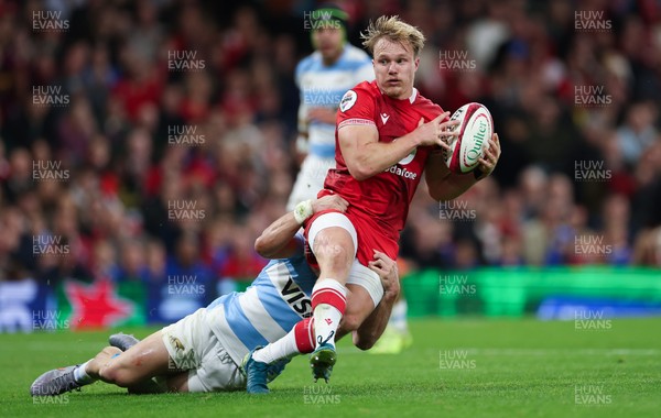 091125 - Wales v Argentina, Quilter Nations Series - Blair Murray of Wales offloads as he is tackled