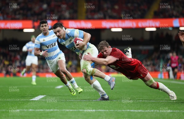 091125 - Wales v Argentina, Quilter Nations Series - Mateo Carreras of Argentina beats Jac Morgan of Wales on his way to scoring try