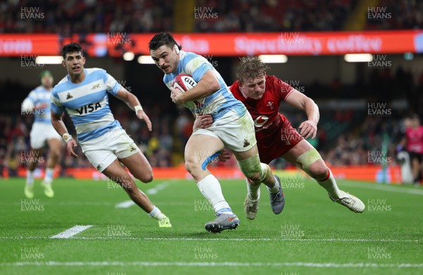 091125 - Wales v Argentina, Quilter Nations Series - Mateo Carreras of Argentina beats Jac Morgan of Wales on his way to scoring try