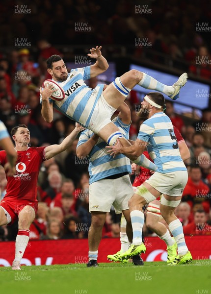 091125 - Wales v Argentina, Quilter Nations Series - Guido Petti of Argentina takes the restart
