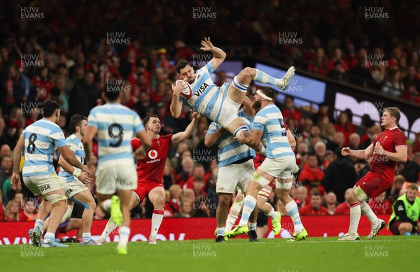 091125 - Wales v Argentina, Quilter Nations Series - Guido Petti of Argentina takes the restart