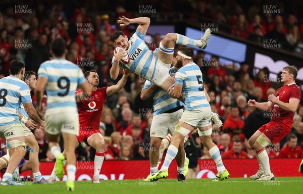 091125 - Wales v Argentina, Quilter Nations Series - Guido Petti of Argentina takes the restart