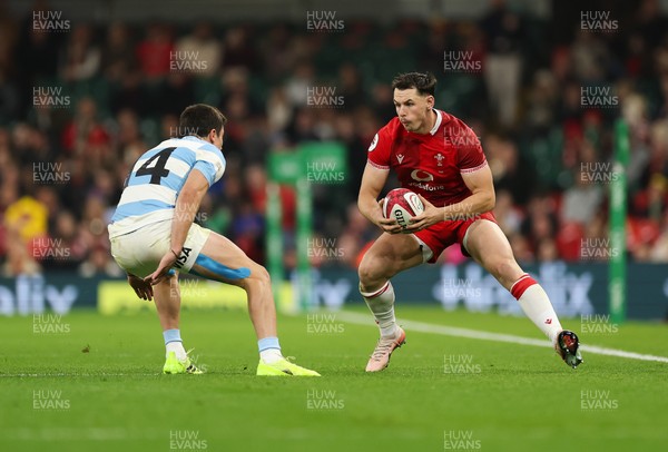 091125 - Wales v Argentina, Quilter Nations Series - Tom Rogers of Wales takes on Bautista Delguy of Argentina