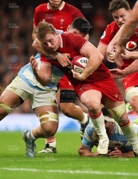 091125 - Wales v Argentina, Quilter Nations Series - Jac Morgan of Wales powers over to score try