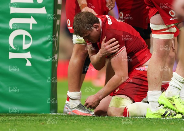 091125 - Wales v Argentina, Quilter Nations Series - Jac Morgan of Wales holds his shoulder after he powers over to score try
