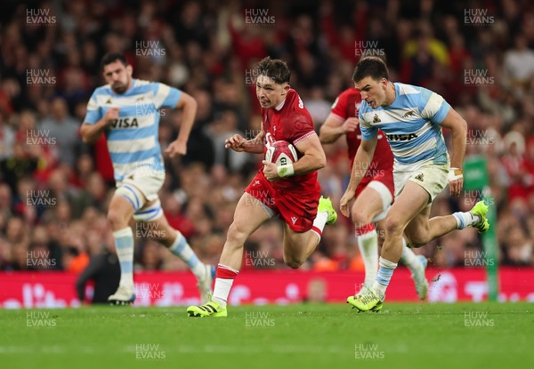 091125 - Wales v Argentina, Quilter Nations Series - Dan Edwards of Wales breaks away