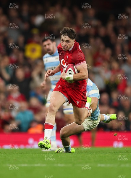 091125 - Wales v Argentina, Quilter Nations Series - Dan Edwards of Wales breaks away
