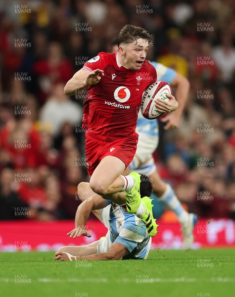 091125 - Wales v Argentina, Quilter Nations Series - Dan Edwards of Wales breaks away