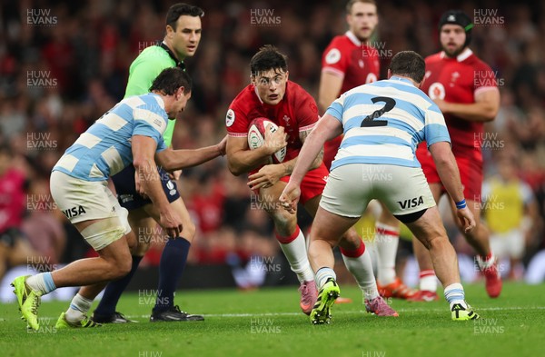 091125 - Wales v Argentina, Quilter Nations Series - Louis Rees-Zammit of Wales charges forward