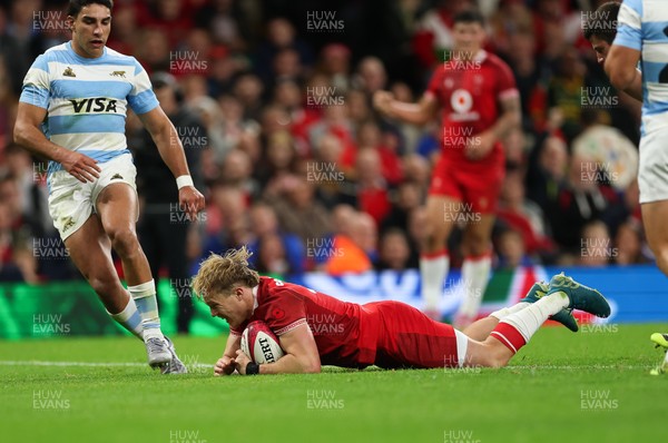 091125 - Wales v Argentina, Quilter Nations Series - Blair Murray of Wales dives in to score try