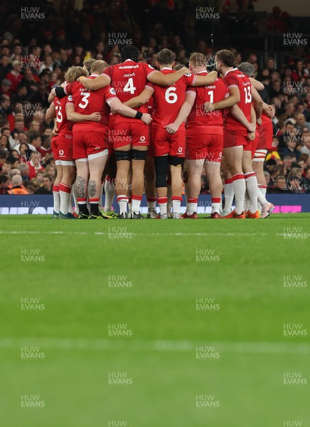 091125 - Wales v Argentina, Quilter Nations Series - The Wales team huddle up ahead of the match